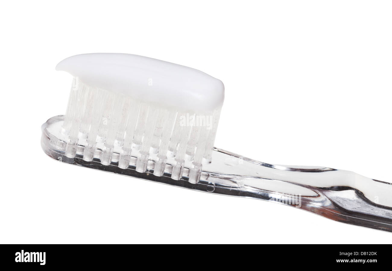 extrudierte Zahnpasta auf die Zahnbürste Nahaufnahme isoliert auf weißem Hintergrund Stockfoto