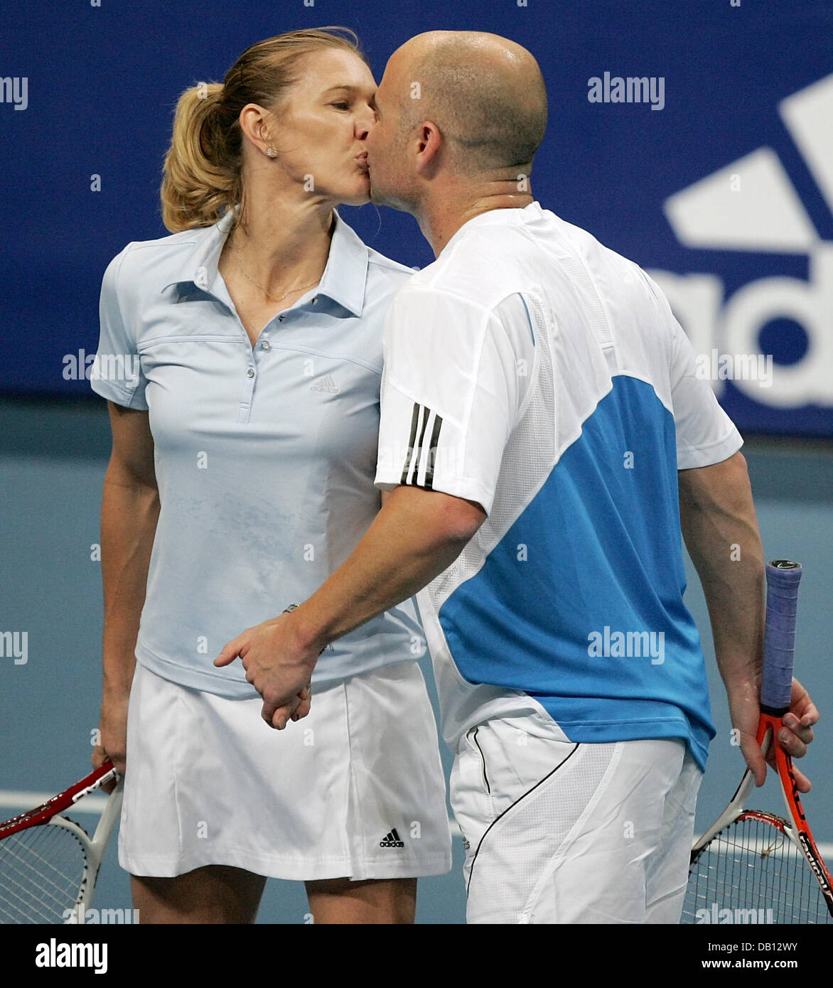Ehemalige Tennis-Profis und die perfekte Abstimmung, deutsche Steffi Graf (L) und US Andre Agassi (R) Kuss gegenseitig bei ihren gemischten Doppel Charity gegen belgische pro Justine Henin und ehemaligen pro jugoslawischen Goran Ivanisevic Stadium der SAP Arena Mannheim, Deutschland, 27. Oktober 2007 Match. Die erwarteten Erlöse von 500.000 bis 750.000 Euro gespendet die? Children for Tomorrow? foundatio Stockfoto