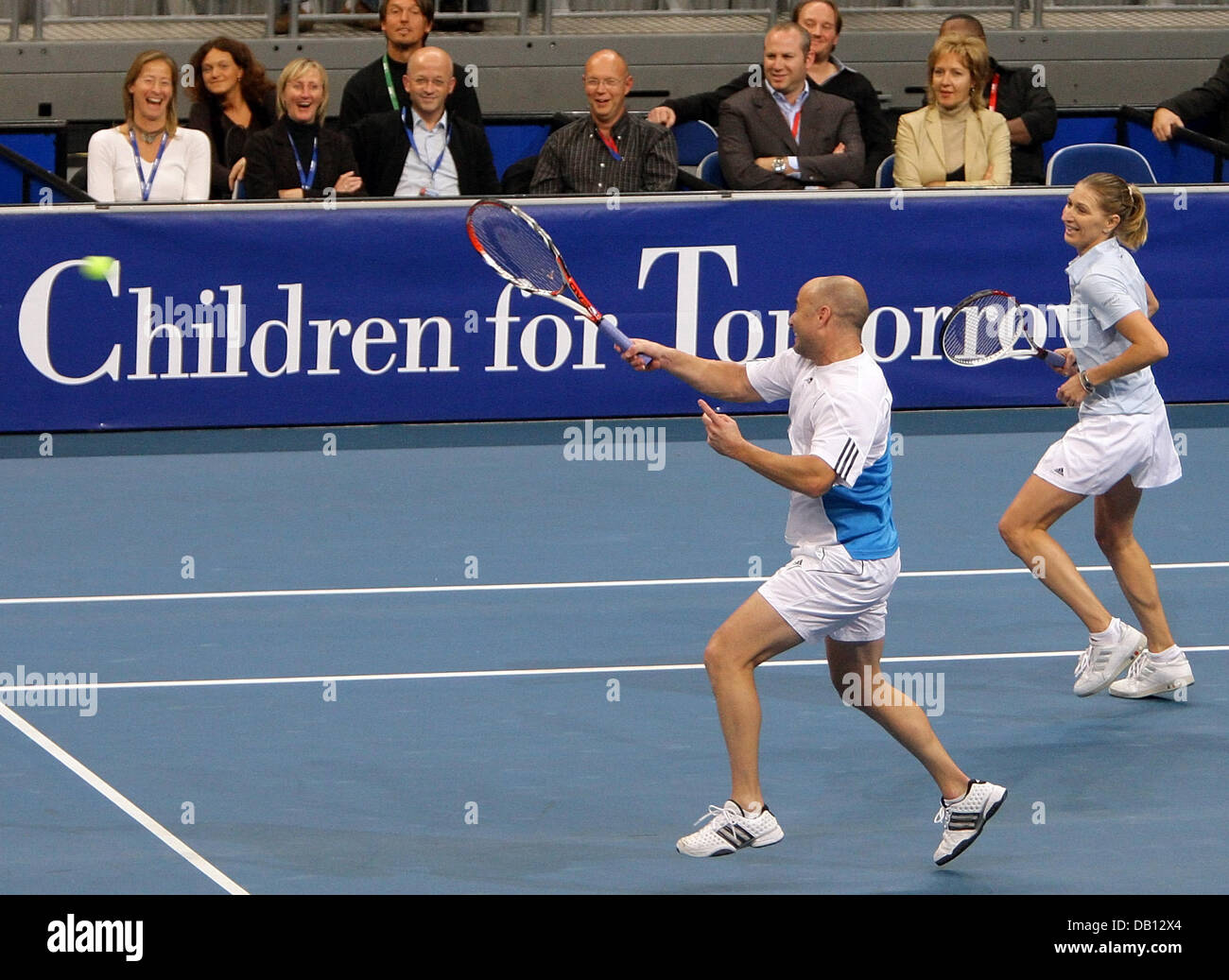 Ehemalige Tennis-Profis und die perfekte Ergänzung, deutsche Steffi Graf (R) und uns Andre Agassi (L) genießen ihre gemischte Doppel Benefizspiel gegen belgische pro Justine Henin und ehemaligen pro jugoslawischen Goran Ivanisevic Stadium der SAP Arena Mannheim, Deutschland, 27. Oktober 2007. Die erwarteten Erlöse von 500.000 bis 750.000 Euro gespendet die? Children for Tomorrow? Stiftung patronaged Stockfoto
