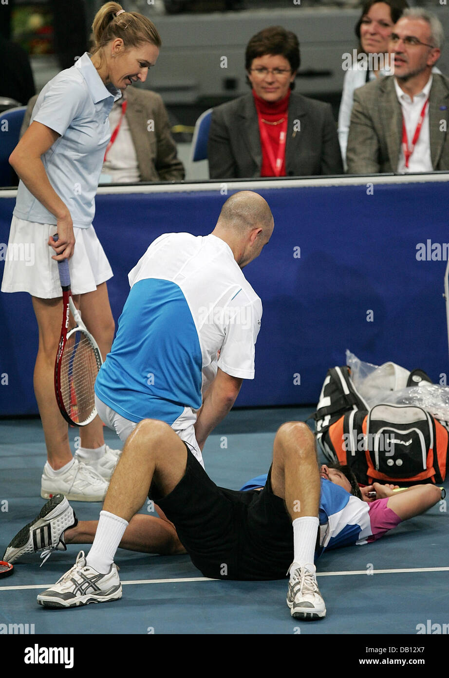 Ehemalige Tennis-Profis und die perfekte Ergänzung, deutsche Steffi Graf (L) und US Andre Agassi (C) suchen nach ehemaligen pro jugoslawischen Goran Ivanisevic, die durch eine Kugel in ihrer gemischten Doppel Benefizspiel im Stadion der SAP Arena Mannheim, Deutschland, 27. Oktober 2007 getroffen wurde. Die erwarteten Erlöse von 500.000 bis 750.000 Euro gespendet die? Children for Tomorrow? Stiftung patronaged von 38-ye Stockfoto