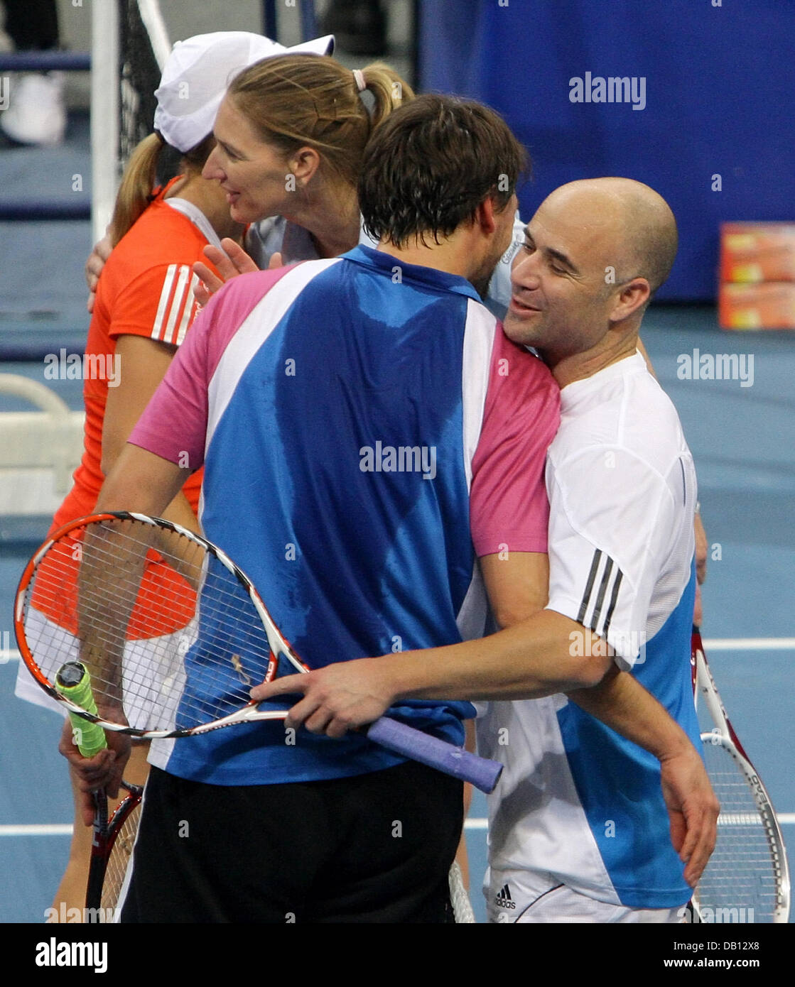 Belgische pro Justine Henin (L), ehemalige pro jugoslawischen Goran Ivanisevic (2-R) und die perfekte Ergänzung, ehemalige Profis wie deutsche Steffi Graf (2 L) und US Andre Agassi (R) nach ihrer gemischten Doppel Liebe umarmen match bei SAP Arena Stadion von Mannheim, Deutschland, 27. Oktober 2007. Die erwarteten Erlöse von 500.000 bis 750.000 Euro gespendet die? Children for Tomorrow? Stiftung patronaged Stockfoto