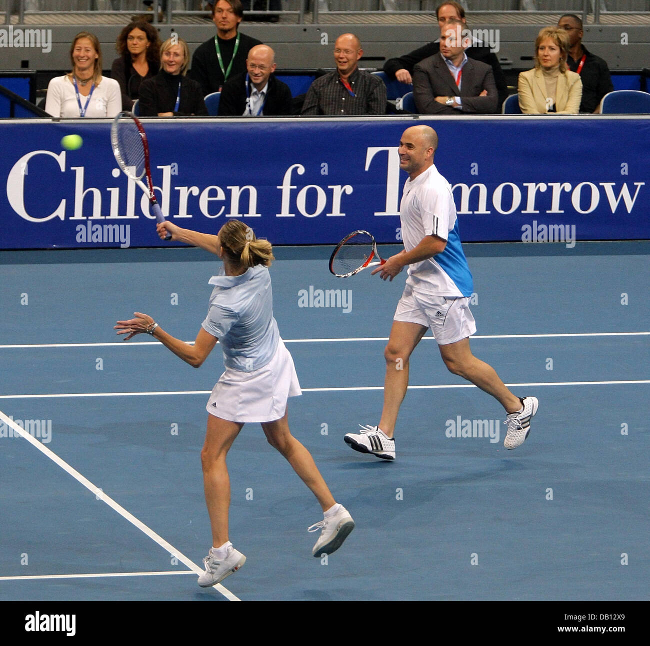 Ehemalige Tennis-Profis und die perfekte Abstimmung, deutsche Steffi Graf (L) und ihr Mann US Andre Agassi (R) genießen ihre gemischte Doppel Benefizspiel gegen belgische pro Justine Henin und ehemaligen pro jugoslawischen Goran Ivanisevic Stadium der SAP Arena Mannheim, Deutschland, 27. Oktober 2007. Die erwarteten Erlöse von 500.000 bis 750.000 Euro gespendet die? Children for Tomorrow? Stiftung Stockfoto