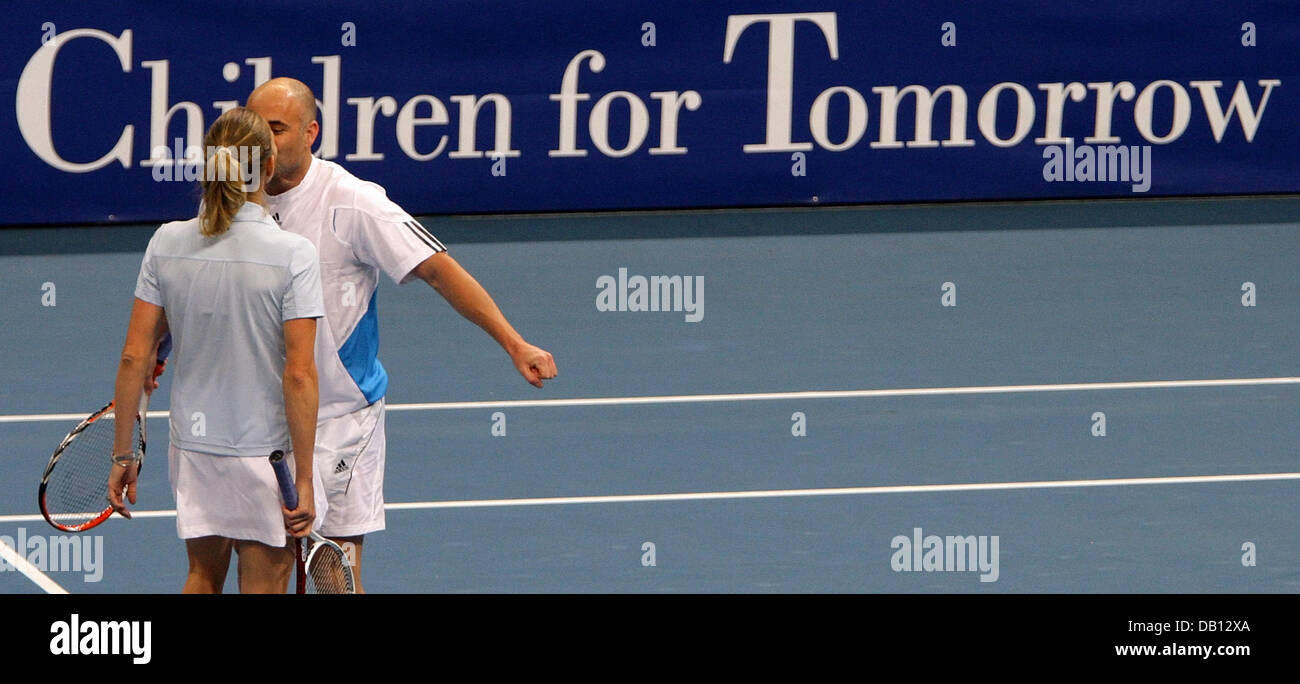 Ehemalige Tennis-Profis und die perfekte Abstimmung, deutsche Steffi Graf (L) und ihr Ehemann US Andre Agassi (R) Kuss gegenseitig bei ihren gemischten Doppel Charity gegen belgische pro Justine Henin und ehemaligen pro jugoslawischen Goran Ivanisevic Stadium der SAP Arena Mannheim, Deutschland, 27. Oktober 2007 Match. Die erwarteten Erlöse von 500.000 bis 750.000 Euro gespendet die? Kinder für Gründungsdirektorin Stockfoto