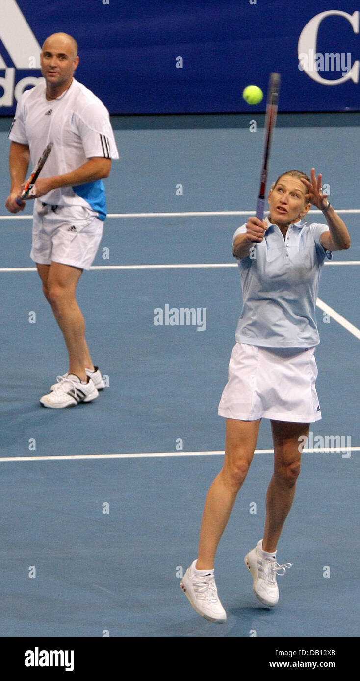 Ehemalige Tennis-Profis und die perfekte Ergänzung, deutsche Steffi Graf (R) und ihr Mann uns Andre Agassi (L) genießen ihre gemischte Doppel Benefizspiel gegen belgische pro Justine Henin und ehemaligen pro jugoslawischen Goran Ivanisevic Stadium der SAP Arena Mannheim, Deutschland, 27. Oktober 2007. Die erwarteten Erlöse von 500.000 bis 750.000 Euro gespendet die? Children for Tomorrow? Stiftung Stockfoto