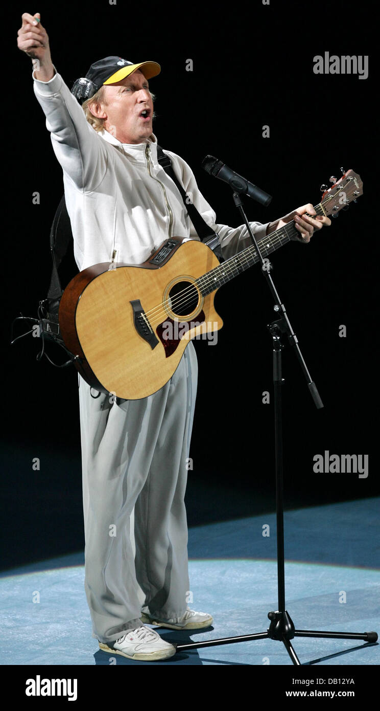 Deutscher Komiker Otto Waalkes spielt ein Lied für ehemalige Profis deutsche Steffi Graf und ihren Ehemann US Andre Agassi vor ihrer gemischten Nächstenliebe Doppel gegen ehemalige pro jugoslawischen Goran Ivanisevic und belgischen pro Justine Henin im SAP Arena Stadion von Mannheim, Deutschland, 27. Oktober 2007. Die erwarteten Erlöse von 500.000 bis 750.000 Euro gespendet die? Children for Tomorrow? Foundat Stockfoto
