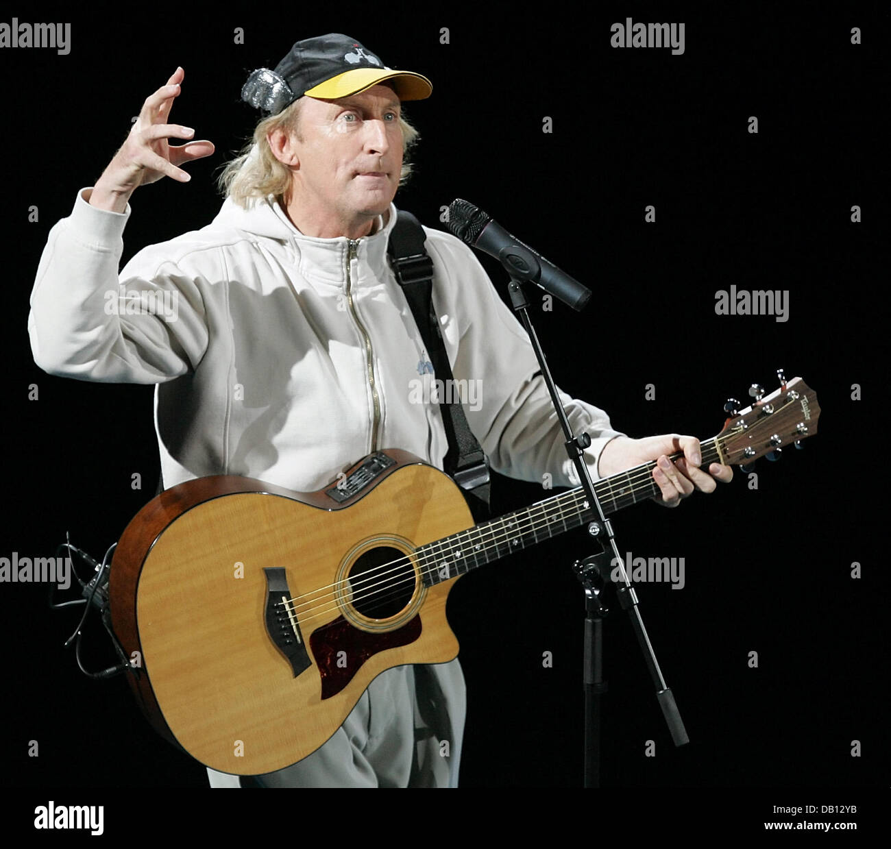 Deutscher Komiker Otto Waalkes spielt ein Lied für ehemalige Profis deutsche Steffi Graf und ihren Ehemann US Andre Agassi vor ihrer gemischten Nächstenliebe Doppel gegen ehemalige pro jugoslawischen Goran Ivanisevic und belgischen pro Justine Henin im SAP Arena Stadion von Mannheim, Deutschland, 27. Oktober 2007. Die erwarteten Erlöse von 500.000 bis 750.000 Euro gespendet die? Children for Tomorrow? Foundat Stockfoto