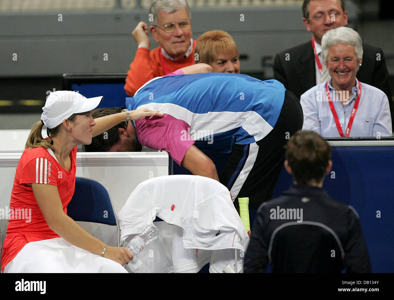 Ehemaligen Tennisprofi jugoslawischen Goran Ivanisevic seinen Kopf steckt in einer Tiefkühltruhe hinter belgischen Tennis pro Justine Henin (L) während ihrer gemischten Doppel Charity match gegen ehemalige pro deutsche Steffi Graf und ihren Ehemann und perfekt passen Andre Agassi im SAP Arena Stadion von Mannheim, Deutschland, 27. Oktober 2007. Die erwarteten Erlöse von 500.000 bis 750.000 Euro gespendet die? Chi Stockfoto