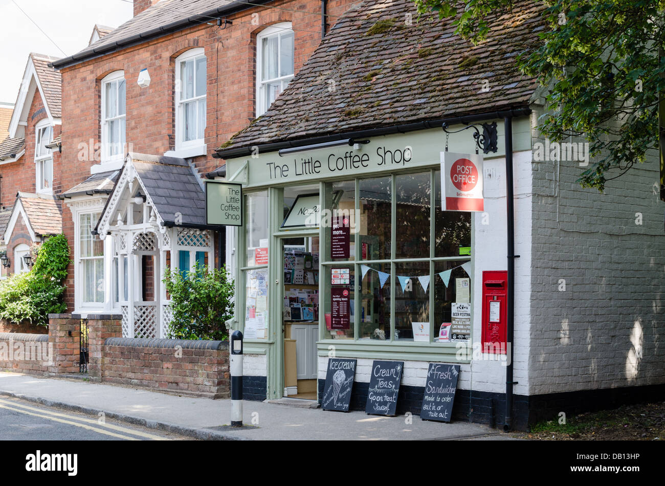 Die kleine Cafeteria Café und Postamt in Worcestershire Dorf von Belbroughton Stockfoto