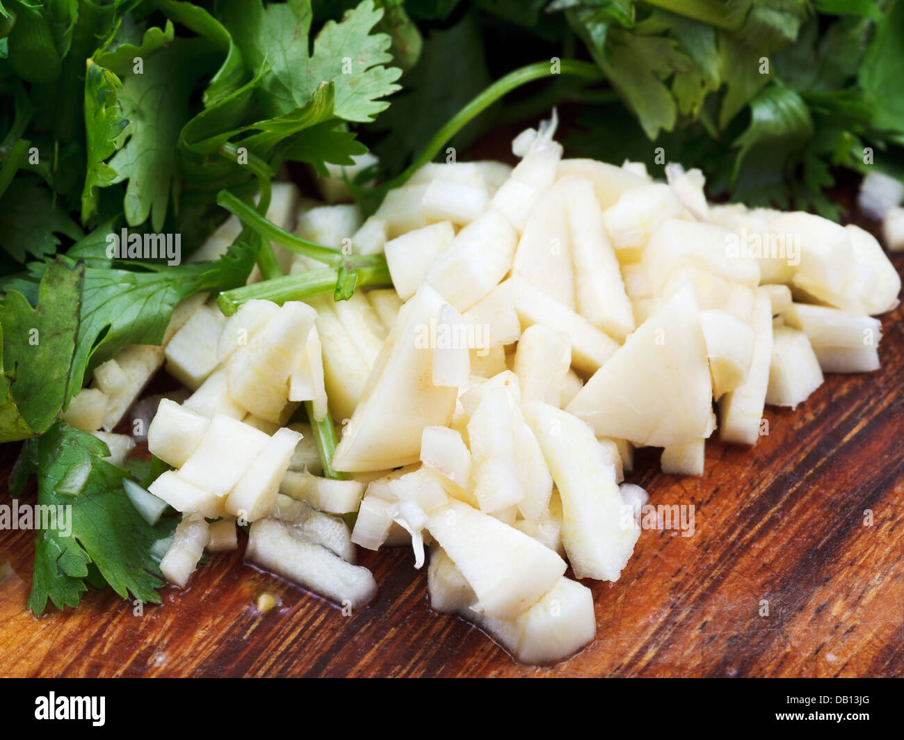 frische würzige grün - gehackten Knoblauch und Zweig Petersilie und Koriander hautnah Stockfoto