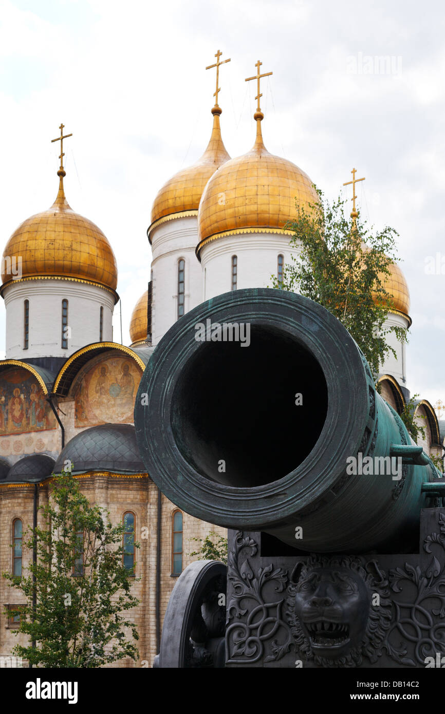 Zarenkanone und Uspenski-Kathedrale im Moskauer Kreml Stockfoto