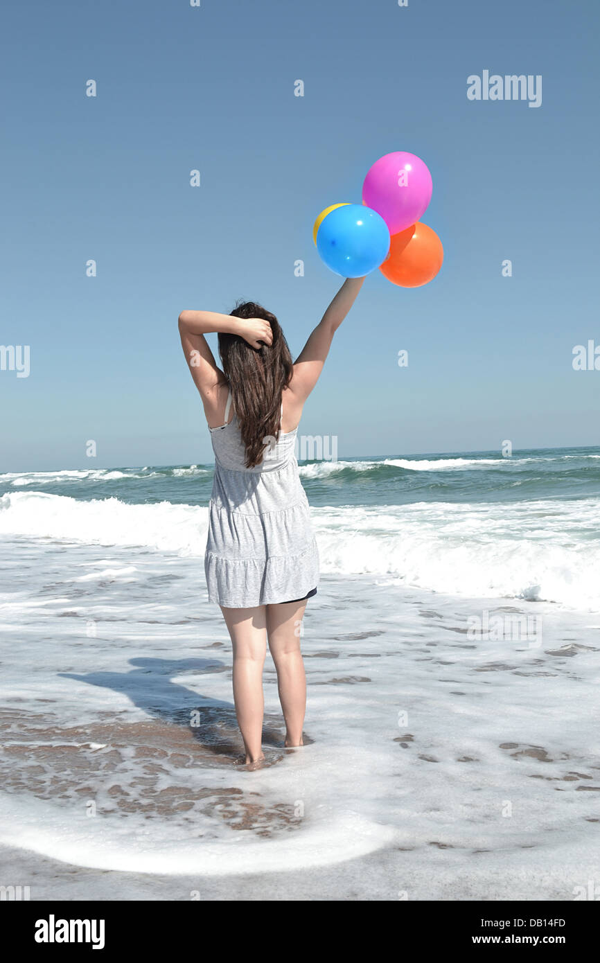 Strand, Frauen, Ballon, Menschen, Lifestyle, Natur, fliegen, fröhlich, Freude, Ferien, Himmel, blau, Glück, Freude, Natur Stockfoto