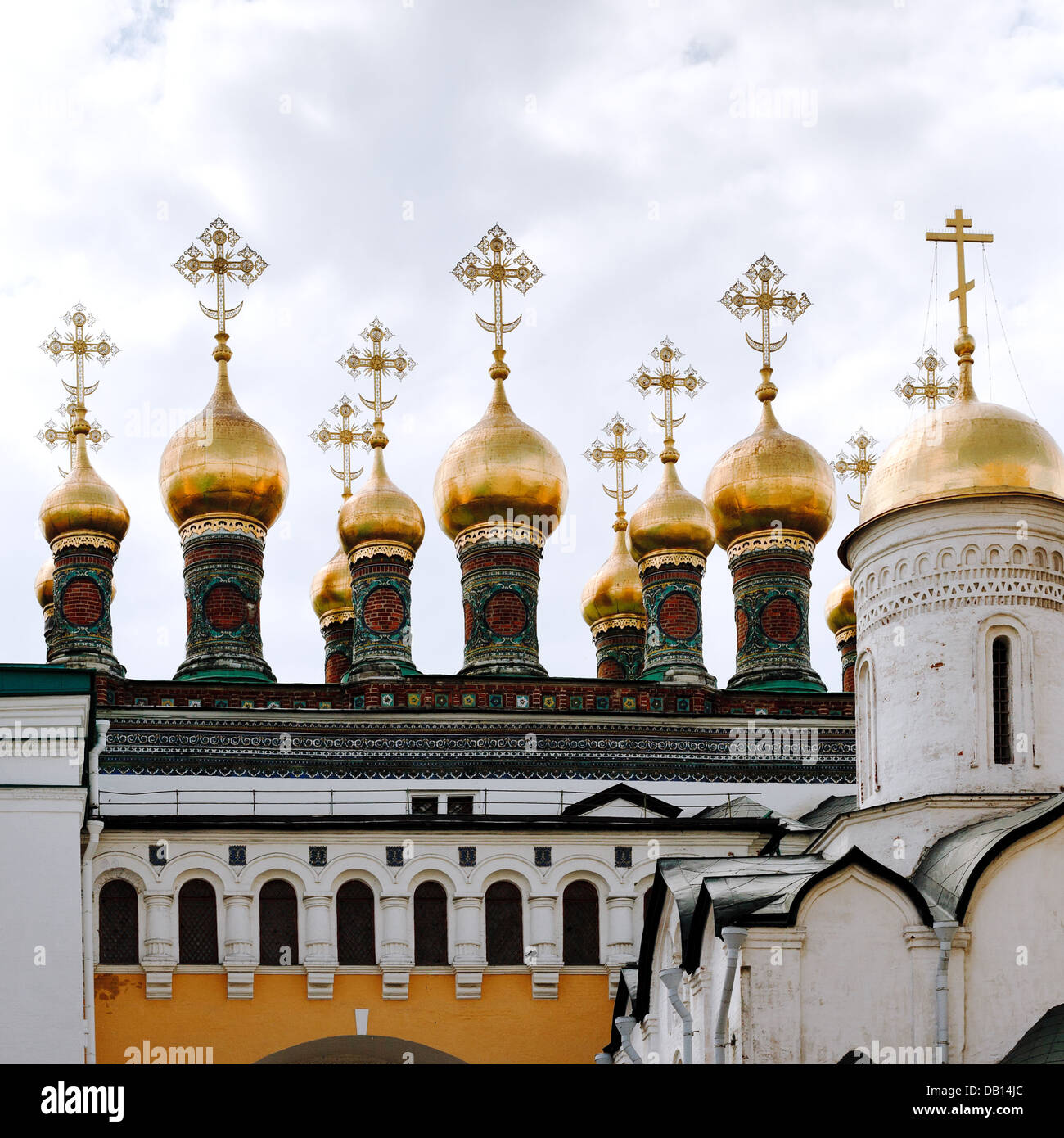 Kuppeln der Kirchen Terem-Palast und Kirche der Ablagerung des Gewandes im Moskauer Kreml Stockfoto