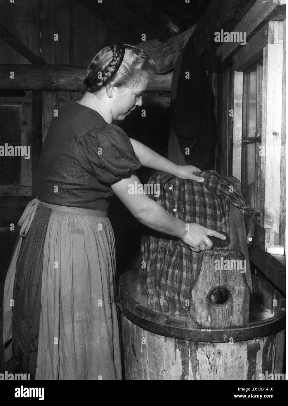 Haushalt, Wäsche waschen, Frau waschen die Wäsche in der Wanne, 20. Jahrhundert, 20. Jahrhundert, Haushalt, Haushalte, Hausarbeit, Hausarbeit, Hausarbeit, Hausarbeit, Hausarbeit, Hausmeister, Hausfrau, Halbzeit, stehend, Wanne, Wäsche, waschen, waschen, waschen, Waschbrett, Waschbretter, Waschbretter, Pinsel, Bürsten, Schrubben, Schrubben, Haare, Frisur, Frisur, Frisur, Frisur, Frisur, Frisuren, Frisuren, Frisuren, Kleider, Dirndl, Dirndl Kleid, Waschen, Waschen, historisch, historisch, weiblich, Frau, Menschen, Frauen, zusätzliche-Rechte-Clearenzen-nicht verfügbar Stockfoto