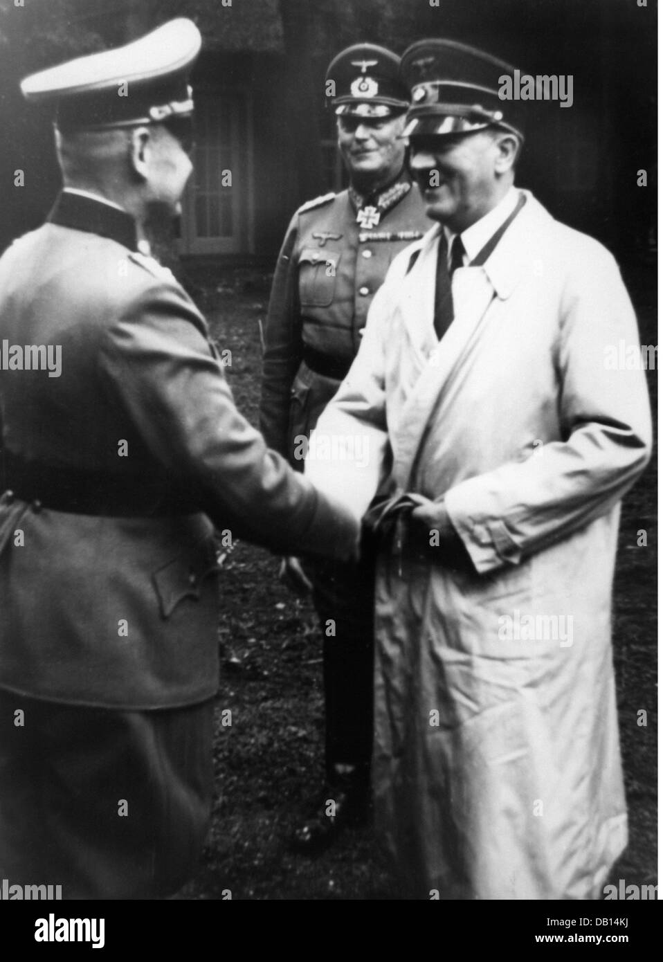 Hitler, Adolf, 20.4.1889 - 30.4.1945, deutscher Politiker (NSDAP), Reichskanzler 30.1.1933 - 30.4.1945, begrüßt General Walter Model, Führers Hauptquartier, Wolfsschanze, Rastenburg, Ostpreußenburg, 1943 / 1944, dahinter: Wilhelm Keitel, Stockfoto