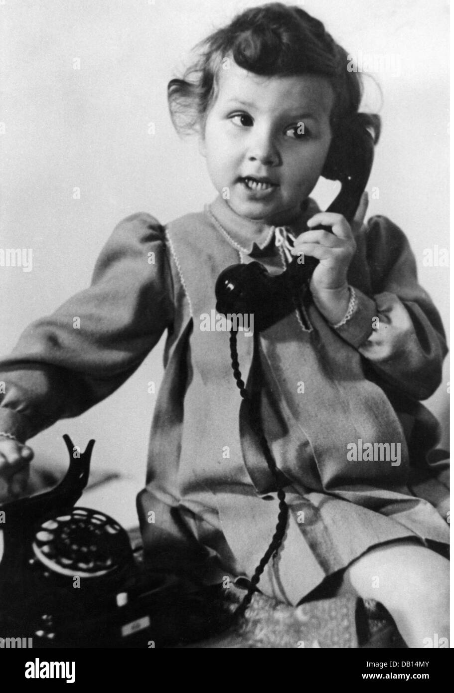 Hitler, Adolf, 20.4.1889 - 30.4.1945, deutsche Politikerin (NSDAP), vermeintliche Tochter Ursula 'Uschi' Schneider, Foto von Eva Braun, Berghof, Obersalzberg, ca. 1943, Stockfoto