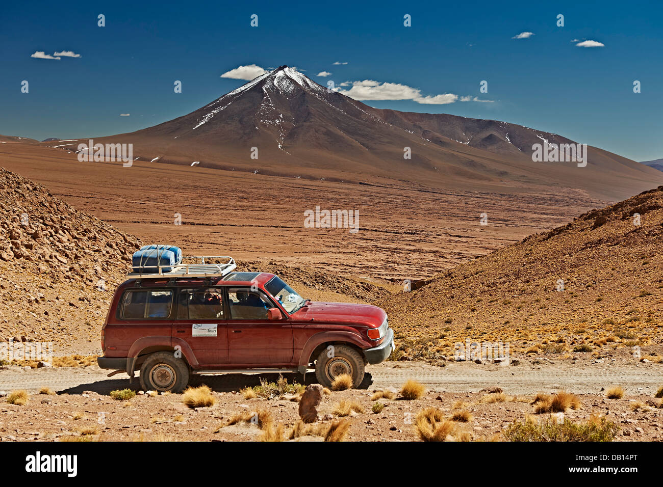 4 x 4 Geländewagen auf Feldweg in Landschaft der Reserva Nacional de Fauna Andina Eduardo Abaroa, Bolivien, Südamerika Stockfoto