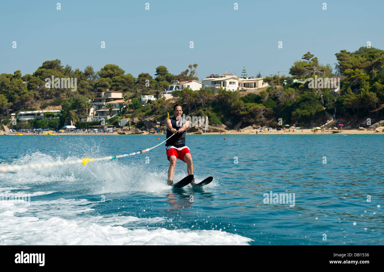 Man Wasserski zum ersten Mal in den Urlaub. Stockfoto