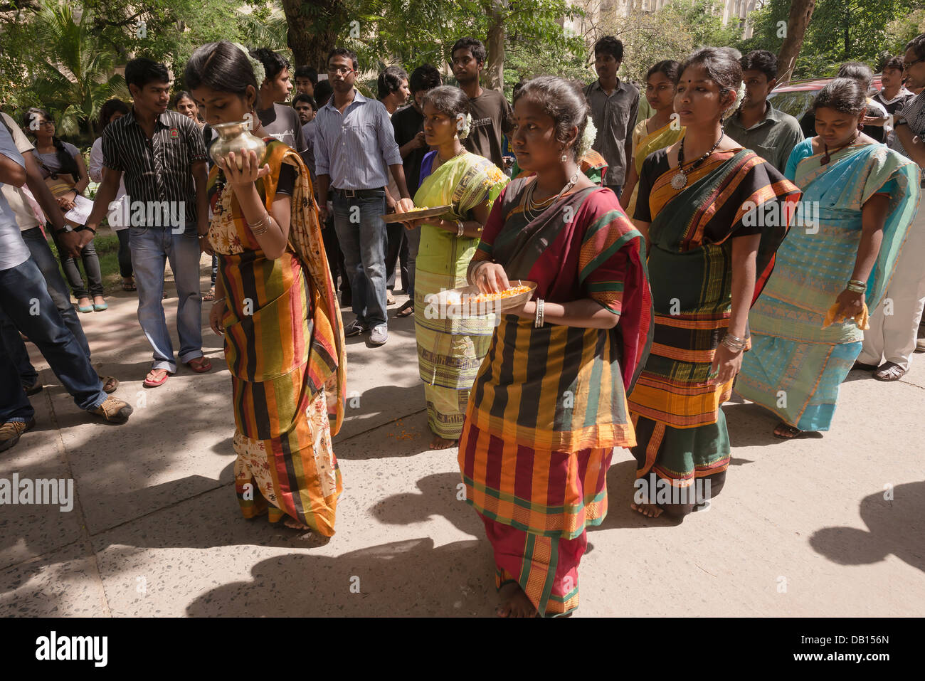 Santhal tribal Indian StudentInnen tragen sari Stockfoto