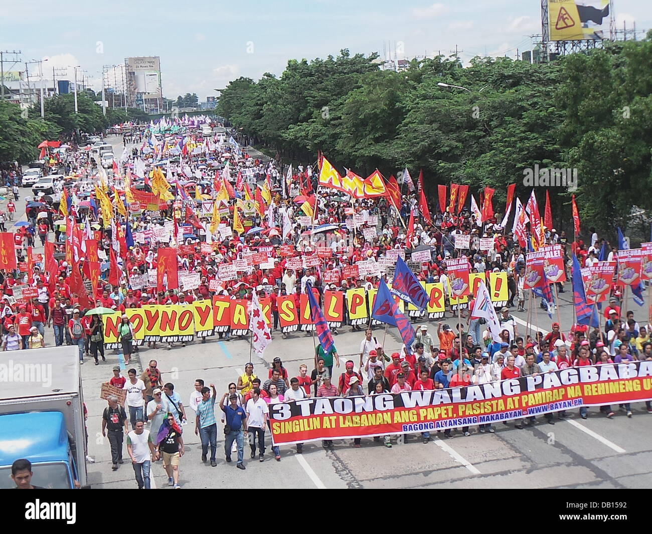 Quezon City, Philippinen. 22. Juli 2013. Tausende von militanten Gruppen sammelten gonna das Kongresshaus in Quezon City zu zeigen, dass sie unzufrieden mit der Leistung des Präsidenten für seine letzten drei Jahre als Präsident. Ihnen zufolge besteht die Rede zur Lage der Nation am 22. Juli 2013 stattfindenden aus Lügen. Militante Gruppen glauben, dass die Armut verschlechtert hat und das Public Private Partnership-Programm des Präsidenten von Belastung zu gemeinsamen Massen und Arme Menschen werden. Bildnachweis: Sherbien Dacalanio/Alamy Live-Nachrichten Stockfoto