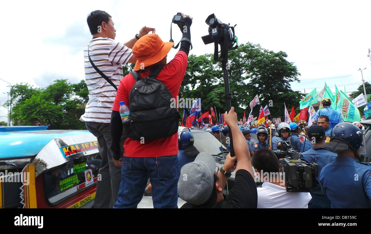 Quezon City, Philippinen. 22. Juli 2013. Medienrummel Ereignis, wo Tausende von Polizisten in Quezon City, während der Zustand der Nation Adresse (SONA) von Präsident Benigno Aquino Jr. verstreut wurden, andere militante Gruppen zu verbarrikadieren, die unzufrieden mit der Leistung des Präsidenten sind. Nach den Gruppen haben sie keine Verbesserung der Lebensbedingungen der Filipinos für die letzten drei Jahre des Präsidenten gesehen. Bildnachweis: Sherbien Dacalanio/Alamy Live-Nachrichten Stockfoto