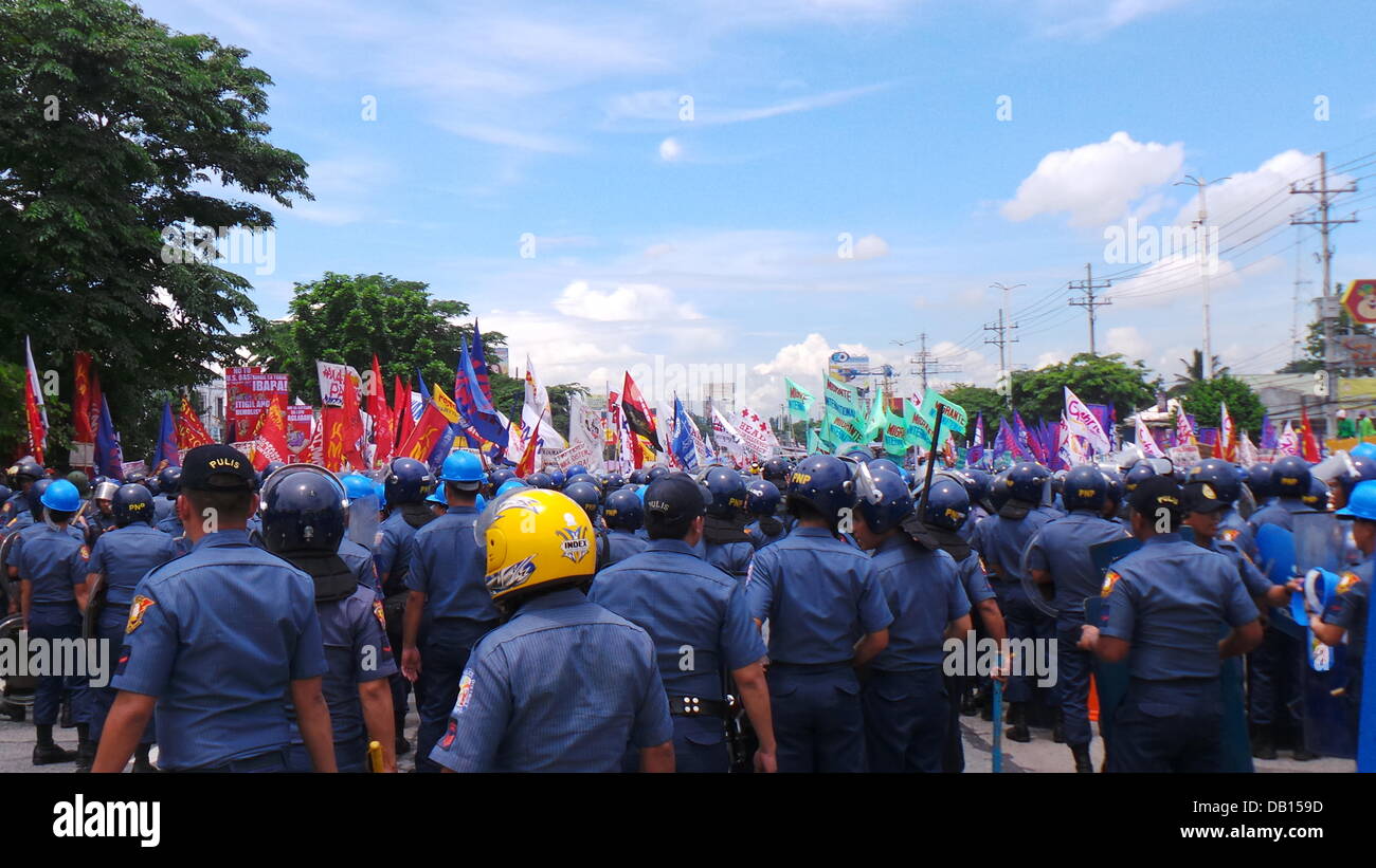 Quezon City, Philippinen. 22. Juli 2013. Tausende von Polizisten in Quezon City wurden zerstreut, während der Zustand der Nation Adresse (SONA) von Präsident Benigno Aquino Jr., andere militante Gruppen zu verbarrikadieren, die unzufrieden mit der Leistung des Präsidenten sind. Nach den Gruppen haben sie keine Verbesserung der Lebensbedingungen der Filipinos für die letzten drei Jahre des Präsidenten gesehen. Bildnachweis: Sherbien Dacalanio/Alamy Live-Nachrichten Stockfoto