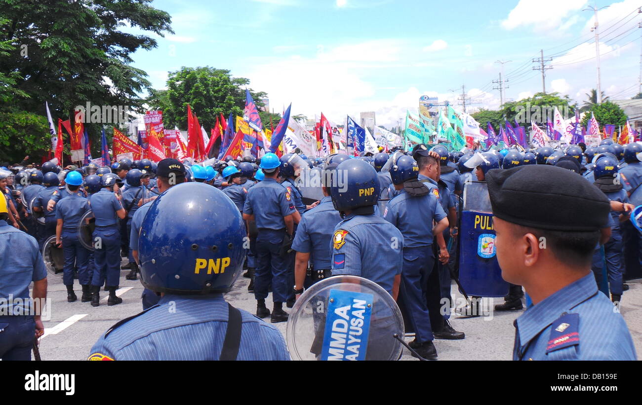 Quezon City, Philippinen. 22. Juli 2013. Tausende von Polizisten in Quezon City wurden zerstreut, während der Zustand der Nation Adresse (SONA) von Präsident Benigno Aquino Jr., andere militante Gruppen zu verbarrikadieren, die unzufrieden mit der Leistung des Präsidenten sind. Nach den Gruppen haben sie keine Verbesserung der Lebensbedingungen der Filipinos für die letzten drei Jahre des Präsidenten gesehen. Bildnachweis: Sherbien Dacalanio/Alamy Live-Nachrichten Stockfoto