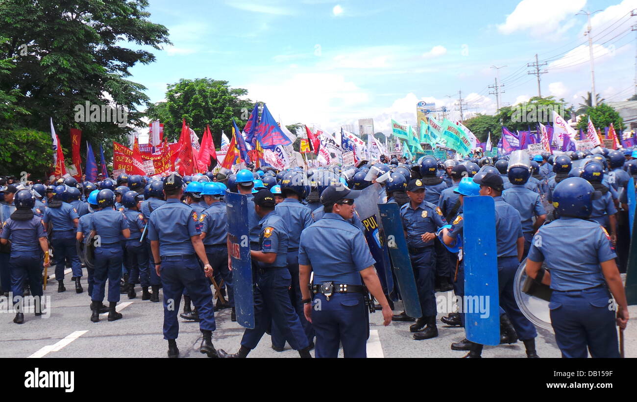Quezon City, Philippinen. 22. Juli 2013. Tausende von Polizisten in Quezon City wurden zerstreut, während der Zustand der Nation Adresse (SONA) von Präsident Benigno Aquino Jr., andere militante Gruppen zu verbarrikadieren, die unzufrieden mit der Leistung des Präsidenten sind. Nach den Gruppen haben sie keine Verbesserung der Lebensbedingungen der Filipinos für die letzten drei Jahre des Präsidenten gesehen. Bildnachweis: Sherbien Dacalanio/Alamy Live-Nachrichten Stockfoto