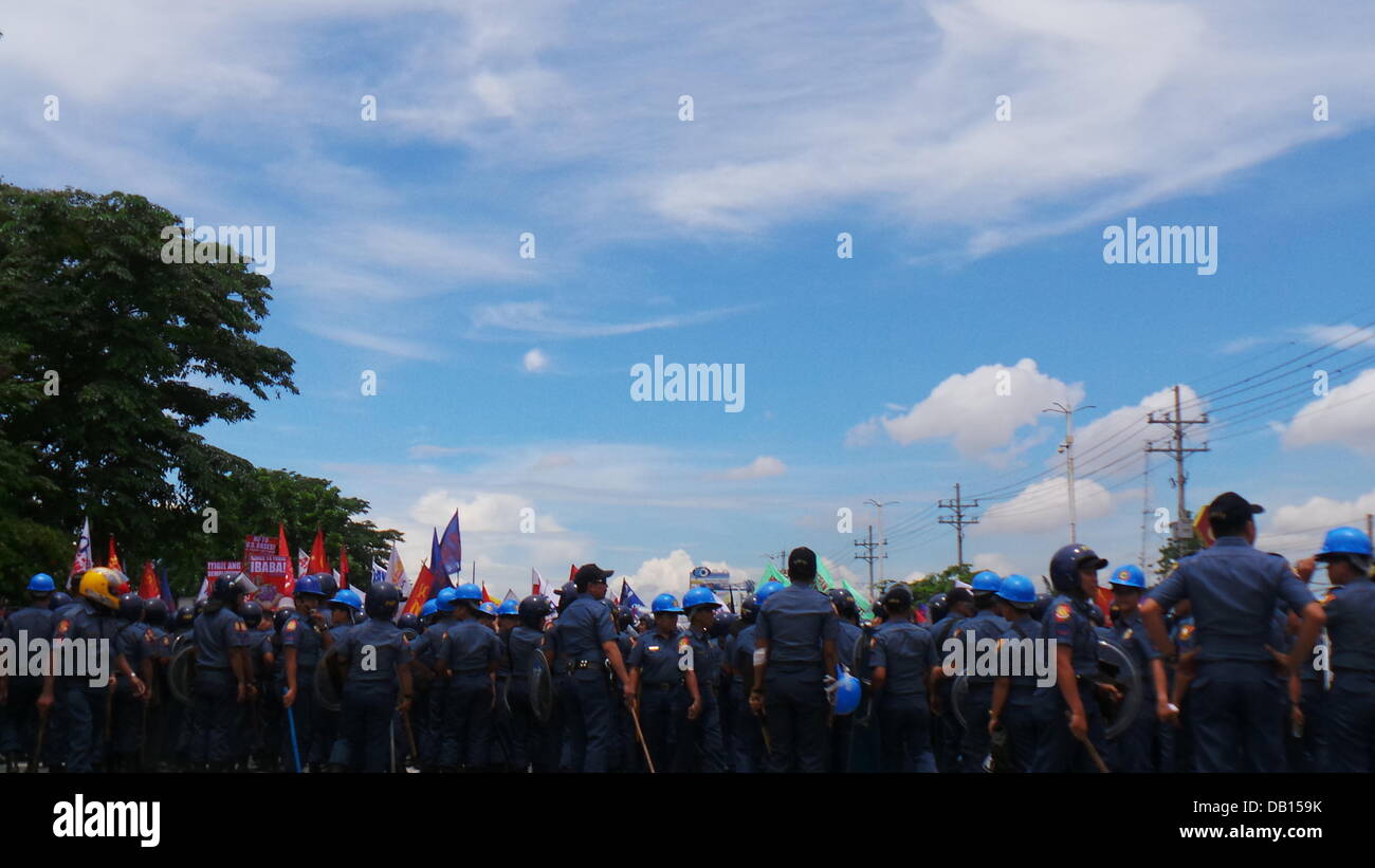 Quezon City, Philippinen. 22. Juli 2013. Tausende von Polizisten in Quezon City wurden zerstreut, während der Zustand der Nation Adresse (SONA) von Präsident Benigno Aquino Jr., andere militante Gruppen zu verbarrikadieren, die unzufrieden mit der Leistung des Präsidenten sind. Nach den Gruppen haben sie keine Verbesserung der Lebensbedingungen der Filipinos für die letzten drei Jahre des Präsidenten gesehen. Bildnachweis: Sherbien Dacalanio/Alamy Live-Nachrichten Stockfoto