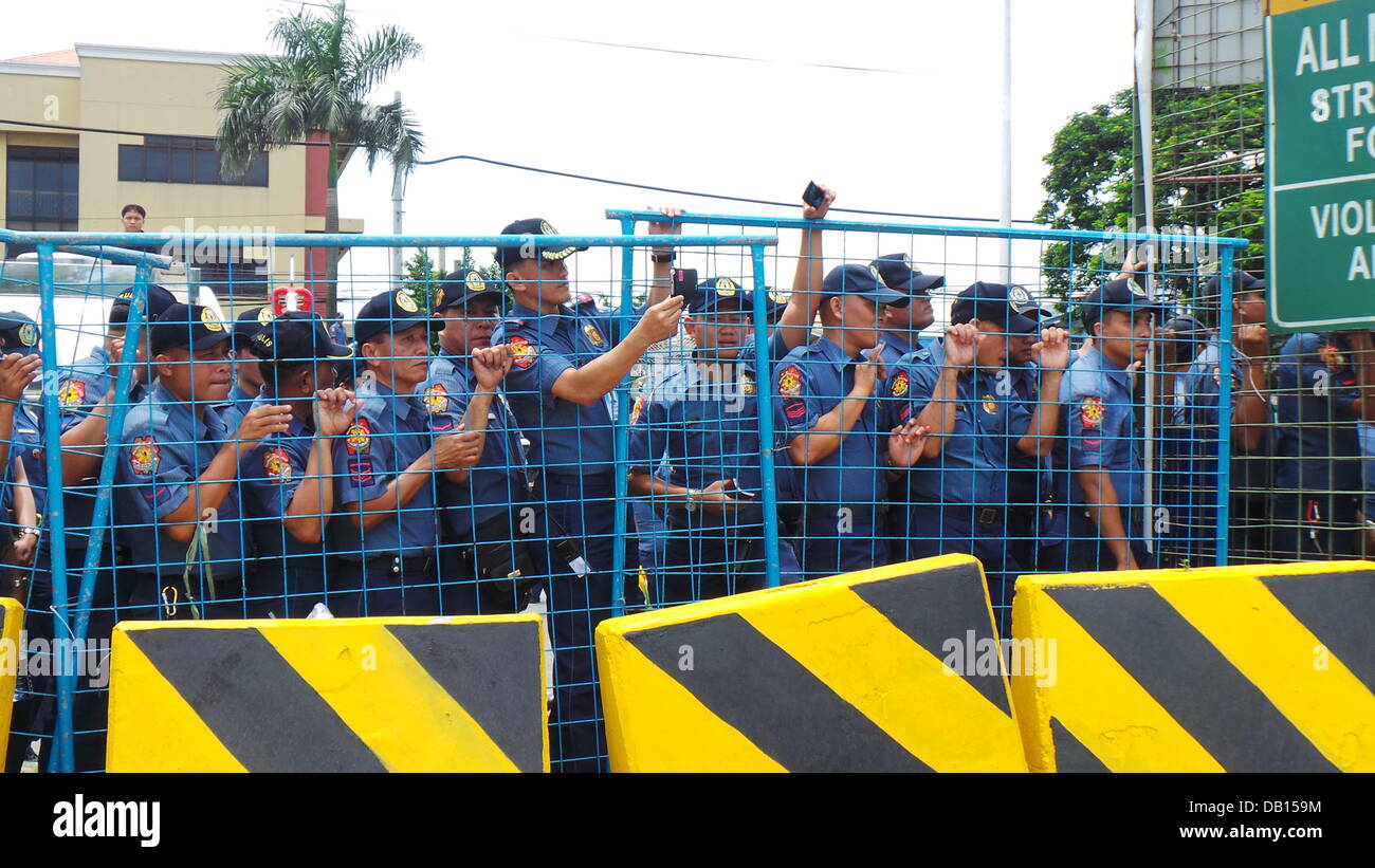 Quezon City, Philippinen. 22. Juli 2013. Tausende von Polizisten in Quezon City wurden zerstreut, während der Zustand der Nation Adresse (SONA) von Präsident Benigno Aquino Jr., andere militante Gruppen zu verbarrikadieren, die unzufrieden mit der Leistung des Präsidenten sind. Nach den Gruppen haben sie keine Verbesserung der Lebensbedingungen der Filipinos für die letzten drei Jahre des Präsidenten gesehen. Bildnachweis: Sherbien Dacalanio/Alamy Live-Nachrichten Stockfoto