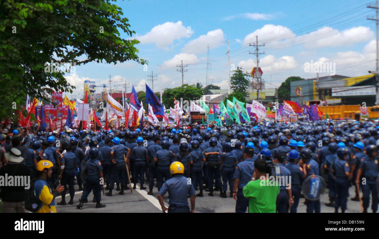 Quezon City, Philippinen. 22. Juli 2013. Tausende von Polizisten in Quezon City wurden zerstreut, während der Zustand der Nation Adresse (SONA) von Präsident Benigno Aquino Jr., andere militante Gruppen zu verbarrikadieren, die unzufrieden mit der Leistung des Präsidenten sind. Nach den Gruppen haben sie keine Verbesserung der Lebensbedingungen der Filipinos für die letzten drei Jahre des Präsidenten gesehen. Bildnachweis: Sherbien Dacalanio/Alamy Live-Nachrichten Stockfoto