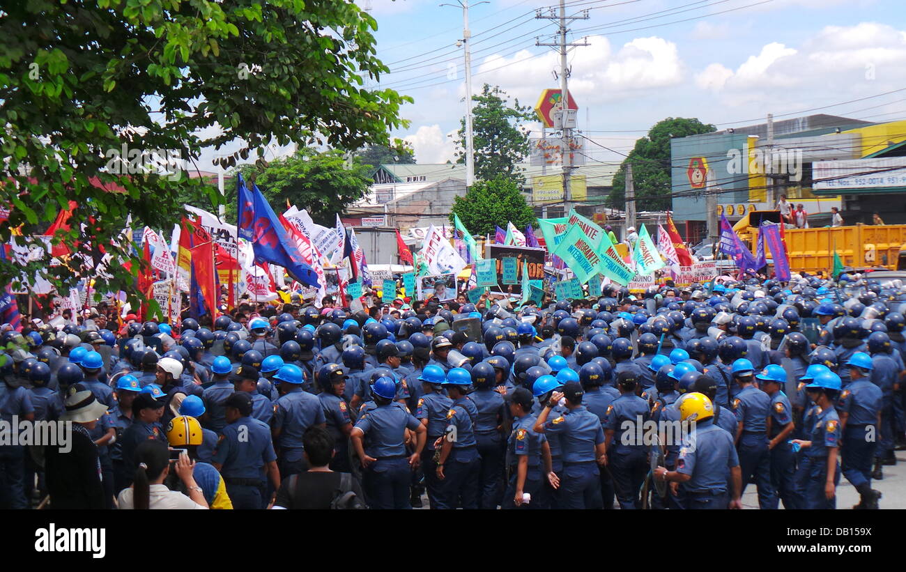 Quezon City, Philippinen. 22. Juli 2013. Tausende von Polizisten in Quezon City wurden zerstreut, während der Zustand der Nation Adresse (SONA) von Präsident Benigno Aquino Jr., andere militante Gruppen zu verbarrikadieren, die unzufrieden mit der Leistung des Präsidenten sind. Nach den Gruppen haben sie keine Verbesserung der Lebensbedingungen der Filipinos für die letzten drei Jahre des Präsidenten gesehen. Bildnachweis: Sherbien Dacalanio/Alamy Live-Nachrichten Stockfoto