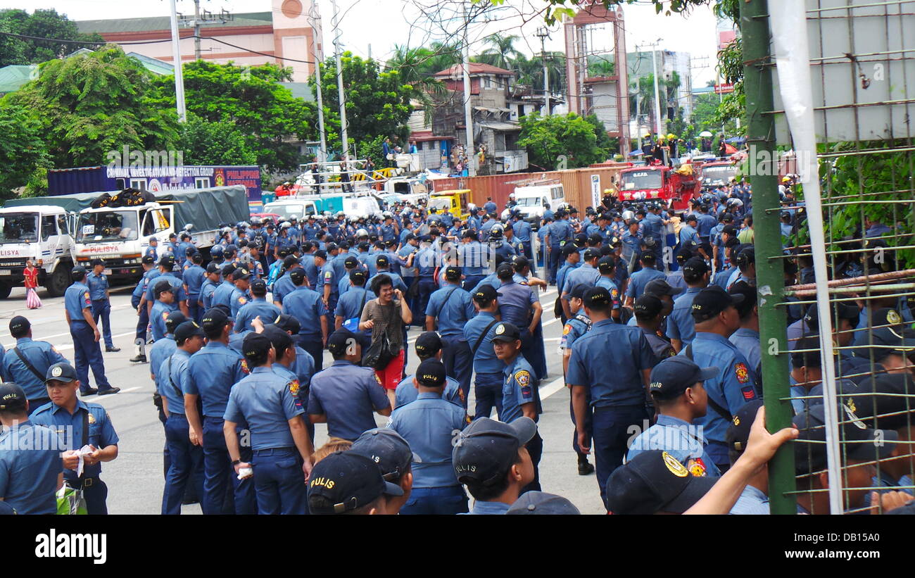 Quezon City, Philippinen. 22. Juli 2013. Tausende von Polizisten in Quezon City wurden zerstreut, während der Zustand der Nation Adresse (SONA) von Präsident Benigno Aquino Jr., andere militante Gruppen zu verbarrikadieren, die unzufrieden mit der Leistung des Präsidenten sind. Nach den Gruppen haben sie keine Verbesserung der Lebensbedingungen der Filipinos für die letzten drei Jahre des Präsidenten gesehen. Bildnachweis: Sherbien Dacalanio/Alamy Live-Nachrichten Stockfoto