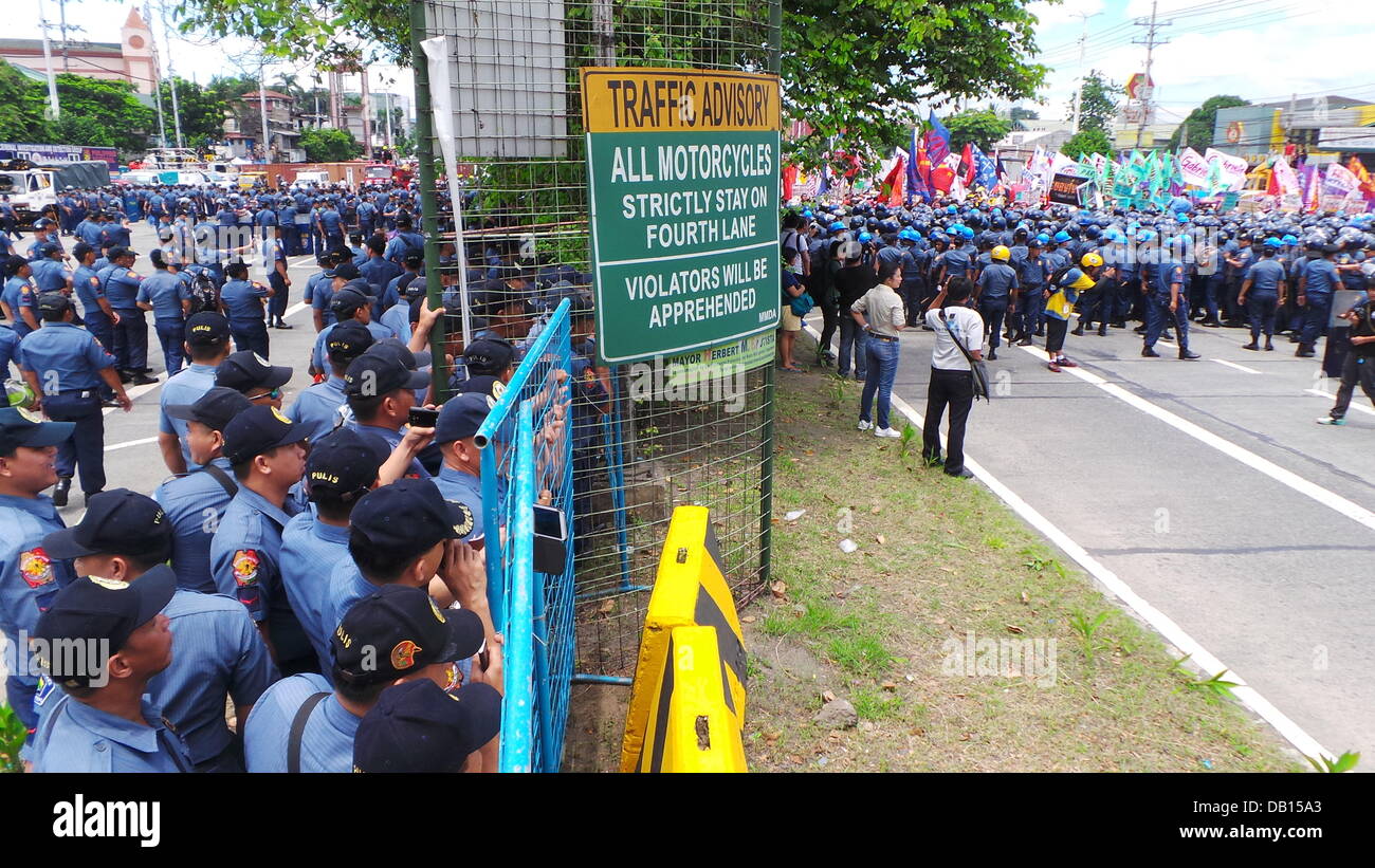Quezon City, Philippinen. 22. Juli 2013. Tausende von Polizisten in Quezon City wurden zerstreut, während der Zustand der Nation Adresse (SONA) von Präsident Benigno Aquino Jr., andere militante Gruppen zu verbarrikadieren, die unzufrieden mit der Leistung des Präsidenten sind. Nach den Gruppen haben sie keine Verbesserung der Lebensbedingungen der Filipinos für die letzten drei Jahre des Präsidenten gesehen. Bildnachweis: Sherbien Dacalanio/Alamy Live-Nachrichten Stockfoto