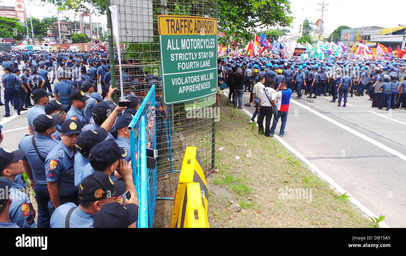 Quezon City, Philippinen. 22. Juli 2013. Tausende von Polizisten in Quezon City wurden zerstreut, während der Zustand der Nation Adresse (SONA) von Präsident Benigno Aquino Jr., andere militante Gruppen zu verbarrikadieren, die unzufrieden mit der Leistung des Präsidenten sind. Nach den Gruppen haben sie keine Verbesserung der Lebensbedingungen der Filipinos für die letzten drei Jahre des Präsidenten gesehen. Bildnachweis: Sherbien Dacalanio/Alamy Live-Nachrichten Stockfoto