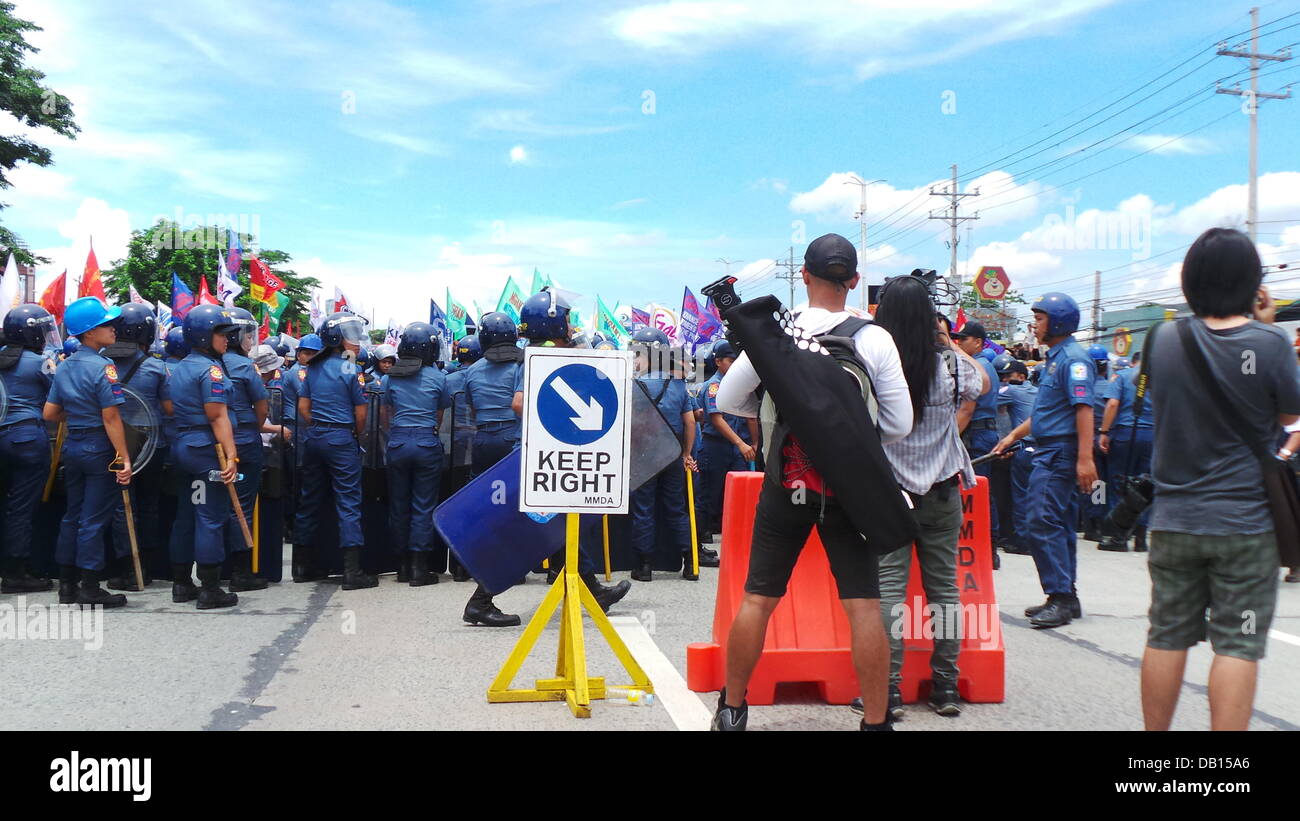 Quezon City, Philippinen. 22. Juli 2013. Tausende von Polizisten in Quezon City wurden zerstreut, während der Zustand der Nation Adresse (SONA) von Präsident Benigno Aquino Jr., andere militante Gruppen zu verbarrikadieren, die unzufrieden mit der Leistung des Präsidenten sind. Nach den Gruppen haben sie keine Verbesserung der Lebensbedingungen der Filipinos für die letzten drei Jahre des Präsidenten gesehen. Bildnachweis: Sherbien Dacalanio/Alamy Live-Nachrichten Stockfoto