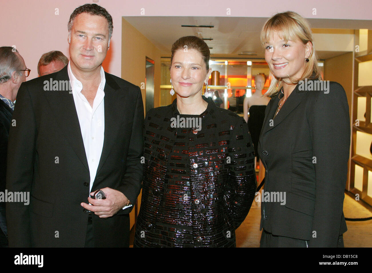 Ehemalige Schwimmerin Franziska van Almsick (R) und ihr Partner Juergen B. Harder sind mit Shop Gründer und Business Frau Anne Marie Jagdfeld (C) auf der Party anlässlich der "10. Jahrestag der Departmentstore" im Quartier 206 in Berlin, 28. Oktober 2007 abgebildet. Foto: Xamax Stockfoto