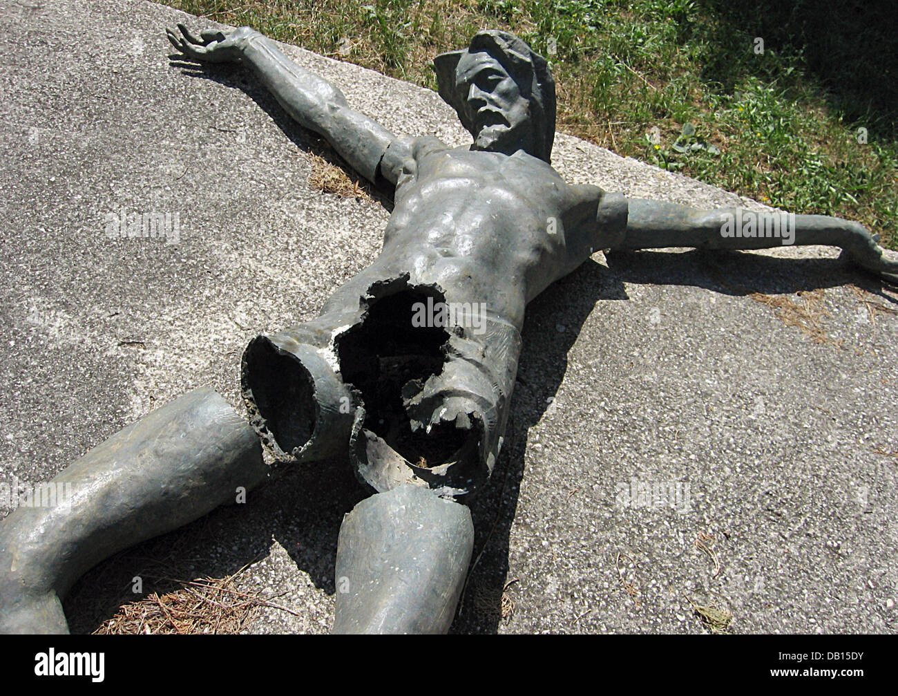 Eine Metall Jesus-Figur, zerstört durch eine Granade liegt auf dem Boden in Kijevo, Kroatien, 26. August 2007. Kijevo war die erste Stadt der ethnischen Säuberung von Krajina-serbische Truppen und wurde am 26. und 27. August 1991 angegriffen. Foto: Rolf Haid Stockfoto