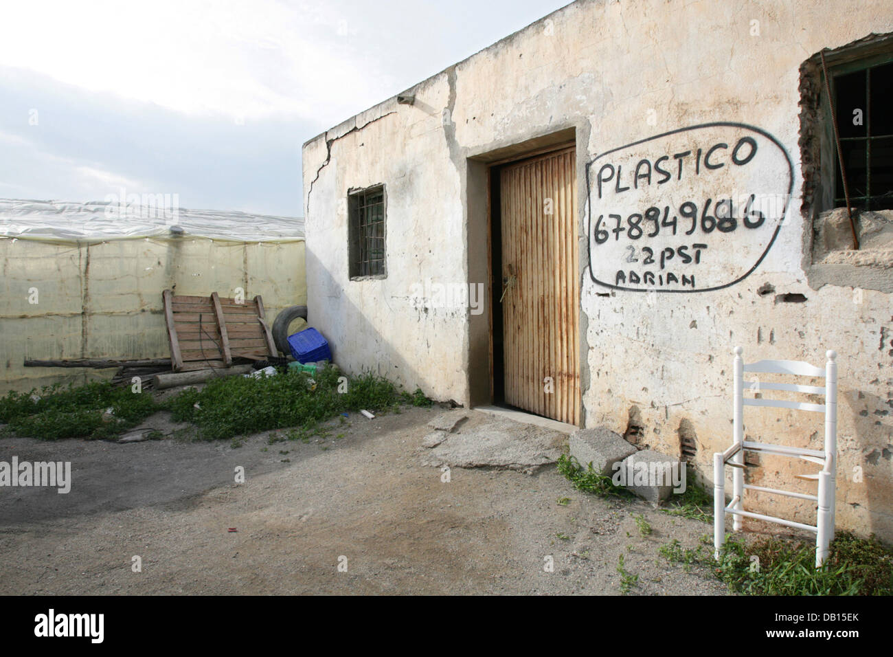 Eine schreiben an eine Hauswand bietet Hilfe für den Bau von Kunststoff  Gewächshäuser in El Ejido, Spanien, 20. Oktober 2006. Die so genannte "Meer  der Plastik" bestehend aus 27.000 Gewächshäuser umfasst mehr