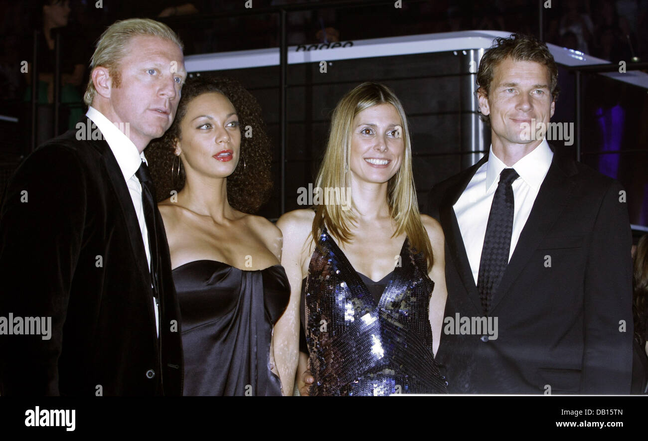 Deutsche Tennis-Legende Boris Becker (L), seine Freundin Sharlely "Lily" Kerssenberg (2-L), deutsche Fußball Mannschaft Torwart Jens Lehmann (R) und seine Frau Conny (2-R) abgebildet auf die 2007 MTV Europe Music Awards in München, 1. November 2007. Foto: HUBERT BOESL Stockfoto