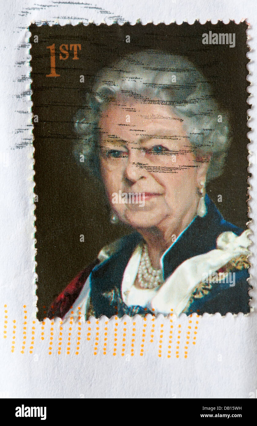 1. Klasse Dienststempelabdruck, der Königin Elizabeth II stecken auf weißen Umschlag Stockfoto