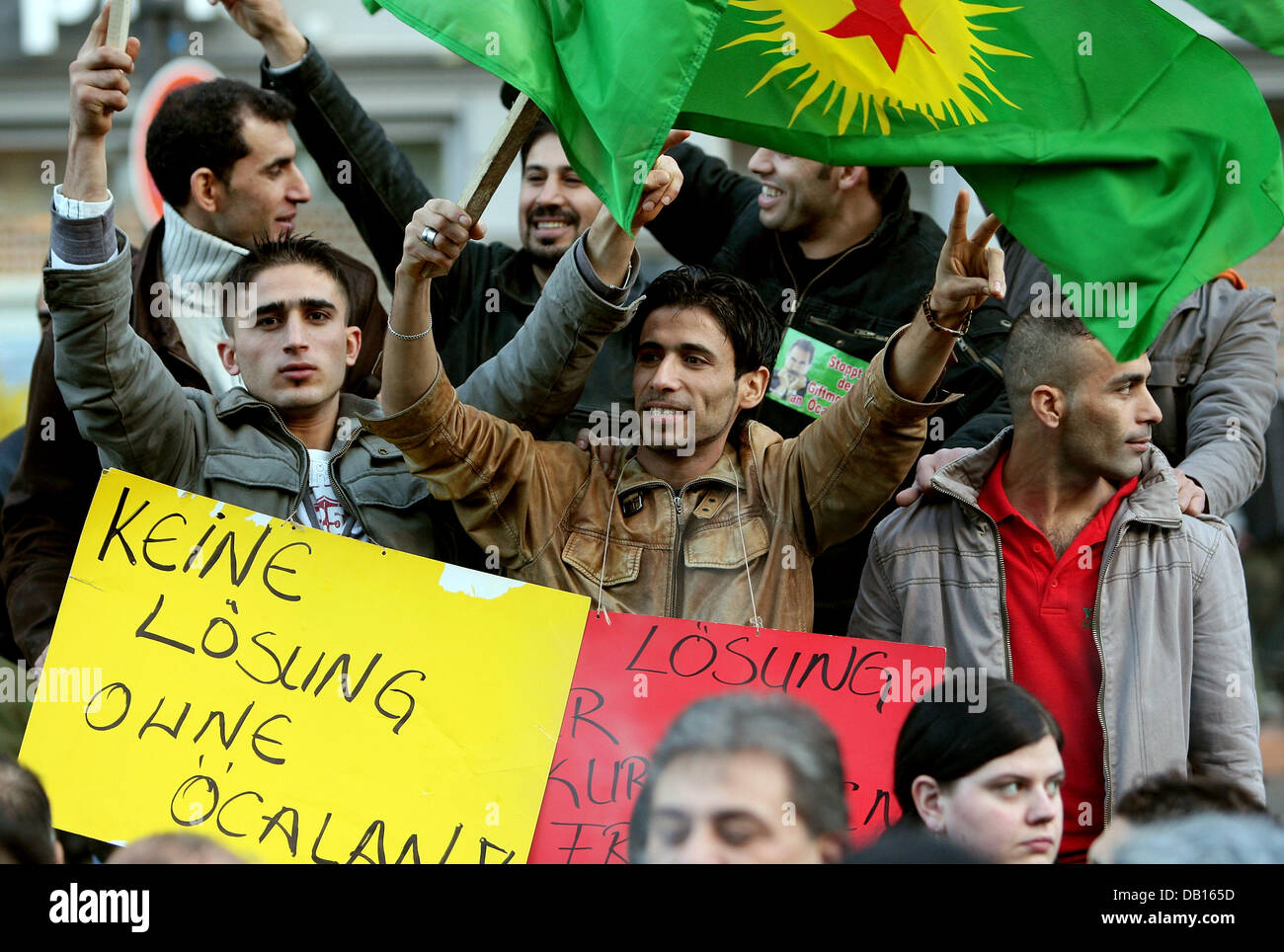 Kurdische Demonstranten skandieren politische Parolen halten Plakate der verhafteten Kopf von der kurdischen Arbeiterpartei (PKK), Abdulah Oecalan, in Berlin, Deutschland, 4. November 2007. Ein paar hundert Menschen versammelt, um gegen die türkischen Kurden-Politik zu demonstrieren. Foto: MARCEL METTELSIEFEN Stockfoto