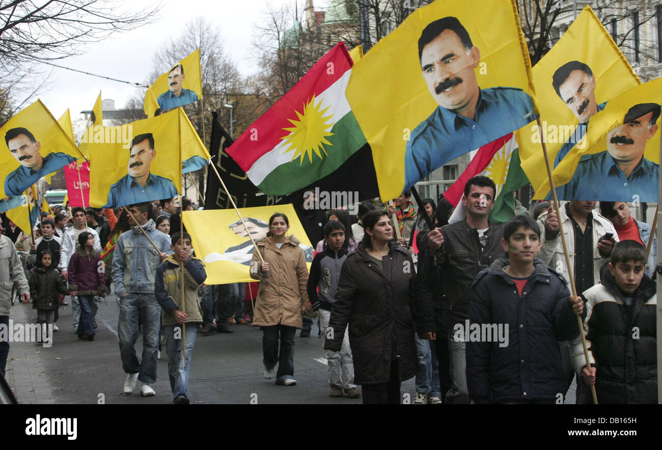 Kurden demonstrieren gegen eine mögliche türkische Invasion des Nordirak in Magdeburg, Deutschland, 4. November 2007. Demonstranten tragen Fahnen Darstellung verhafteten Abdulah Oecalan, der ehemalige Vorsitzende von der kurdischen Arbeiterpartei (PKK), die in Deutschland verboten ist. Foto: Jens Wolf Stockfoto