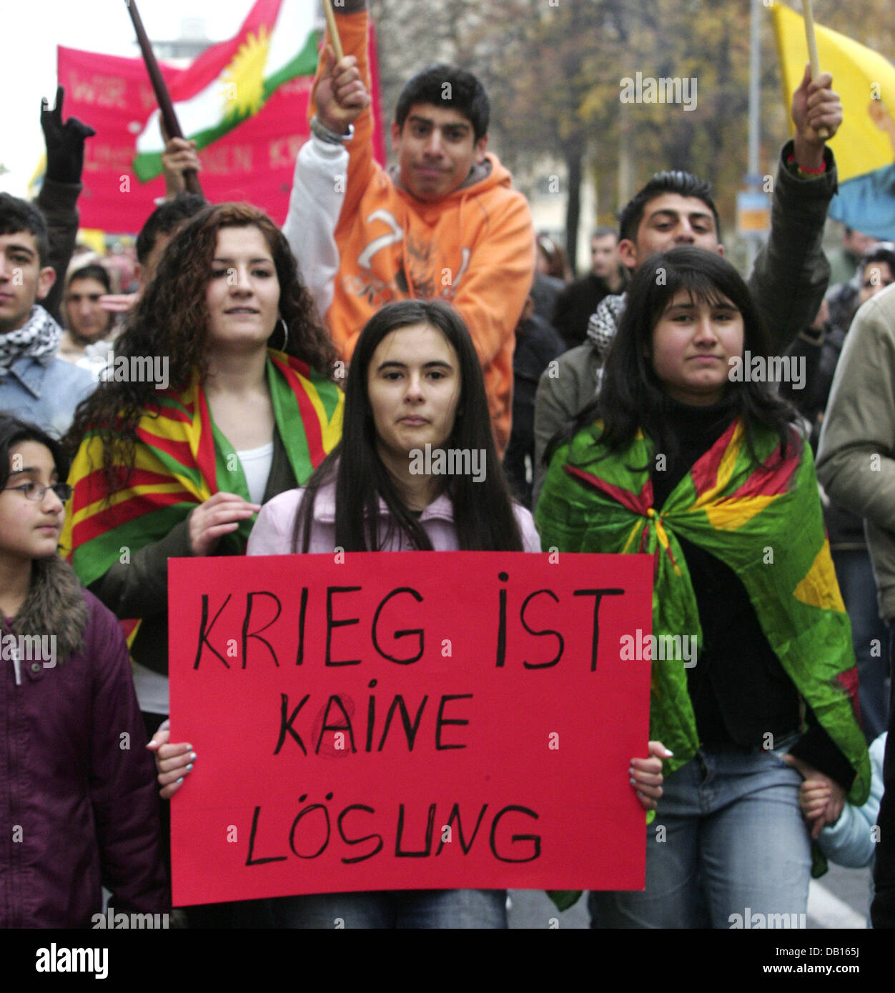 Kurden demonstrieren gegen eine mögliche türkische Invasion des Nordirak mit einem Schild mit der Aufschrift "Krieg keine Lösung in der alten Stadt Magdeburg, Deutschland, 4. November 2007 ist". Darüber hinaus forderten die Demonstranten die Freilassung von Abdulah Oecalan, in der Türkei verhaftet, der ehemalige Vorsitzende von der kurdischen Arbeiterpartei (PKK) war. Türkei droht eine militärische Offensive gegen die kurdische terri Stockfoto
