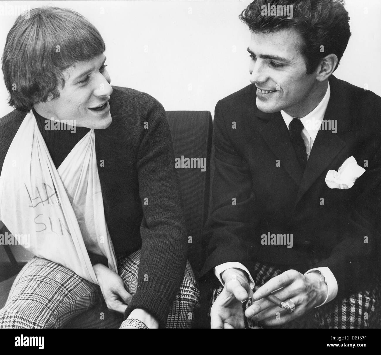 Schottische Mode-Designer JOHN STEPHEN (1934 – 2004) auf der rechten Seite über 1965 mit Manfred Mann Sänger Paul Jones Stockfoto