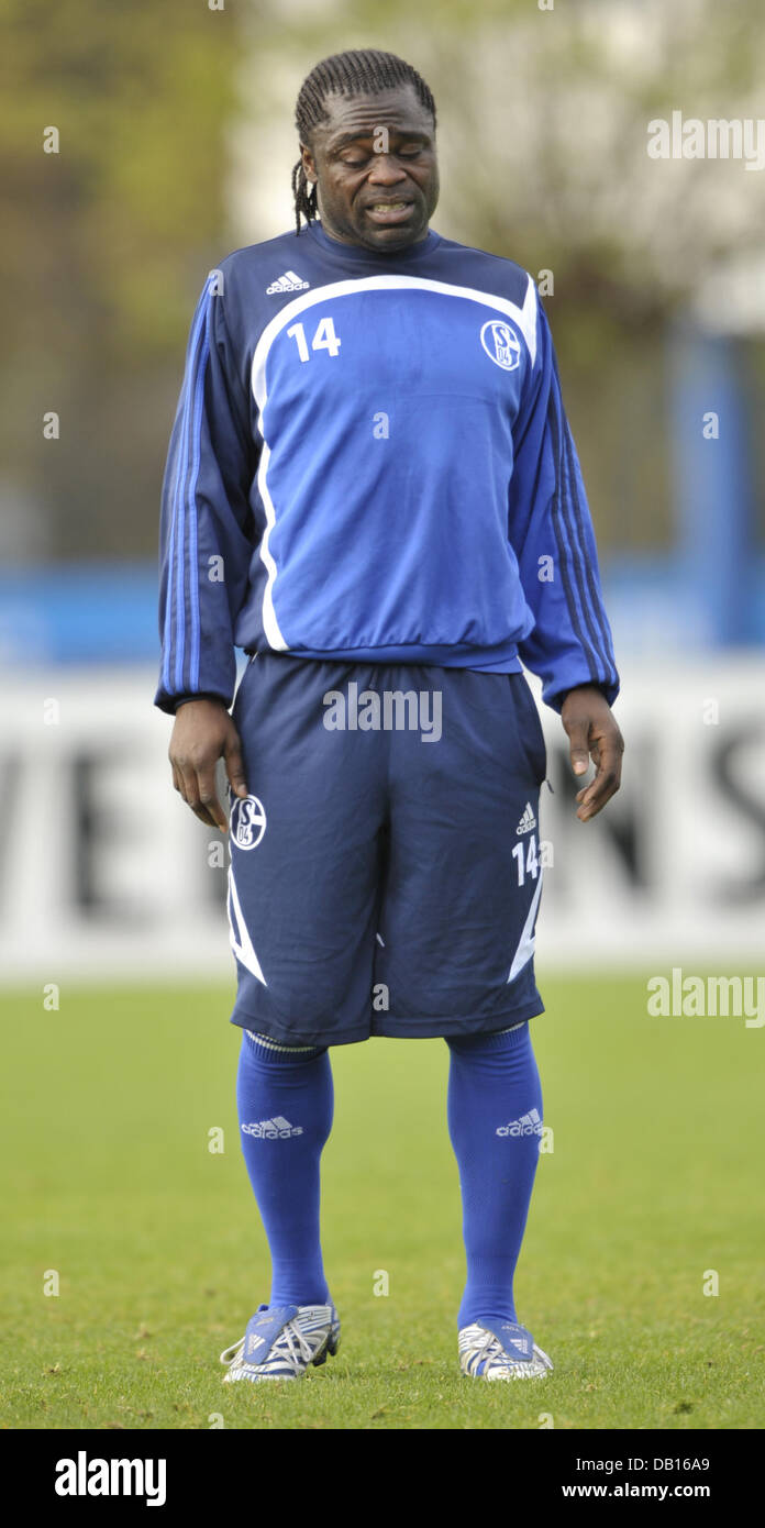 FC Schalke 04-Spieler enttäuscht, Gerald Asamoah ist im Team-Training in Gelsenkirchen, Deutschland, 5. November 2007 abgebildet. Asamoah war gezwungen, die Praxis wegen Knie Probleme kurz geschnitten. Schalke bereitet sich auf das Champions-League-Spiel gegen FC Chelsea, am 6. November 2007 in Gelsenkirchen statt. Foto: Achim Scheidemann Stockfoto