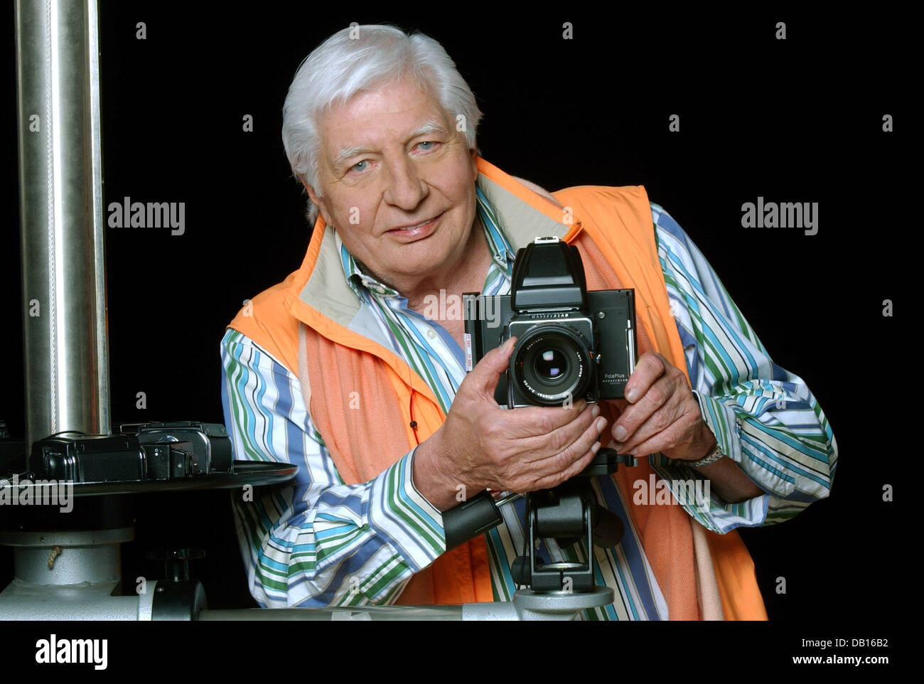 Fotograf, wirft dokumentarische Filmer und Kunstsammler Gunter Sachs mit einer Kamera in seinem Studio in München, Deutschland, 2. November 2007. Sachs ist jüngster Sohn des deutschen Tycoon Willy Sachs, der ab 1932 im Besitz "Kugellager Und Motorenwerke Fichtel & Sachs AG". Gunter Sachs wurde in den 1960er und 1970er Jahren als Playbay bekannt und wird eingeschaltet 14. November 2007 75. Foto: Horst Os Stockfoto