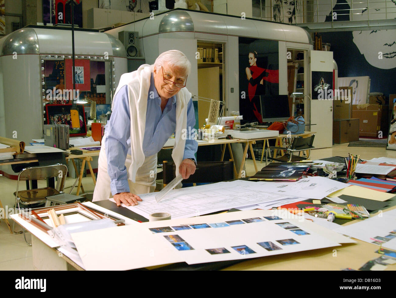 Deutscher Fotograf, Dokumentar-Filmer und Kunstsammler Gunter Sachs steht hinter seinem Schreibtisch in seinem Studio in München, Deutschland, 2. November 2007. Sachs ist jüngster Sohn des deutschen Tycoon Willy Sachs, der ab 1932 im Besitz "Kugellager Und Motorenwerke Fichtel & Sachs AG". Gunter Sachs wurde in den 1960er und 1970er Jahren als Playbay bekannt und wird eingeschaltet 14. November 2007 75. Foto Stockfoto