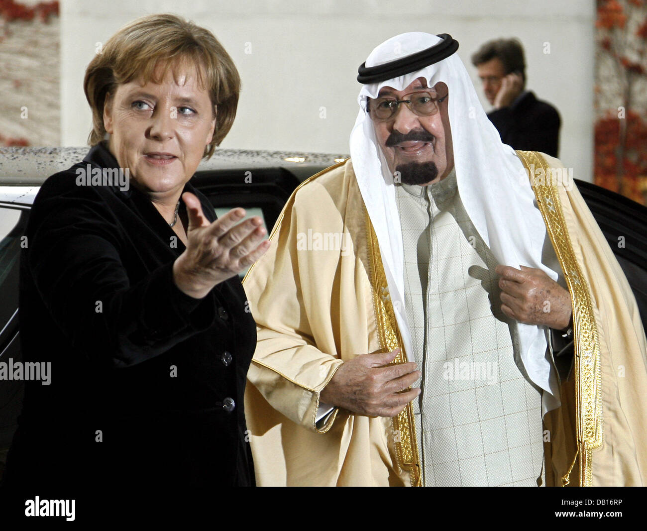 König Abdullah bin Abdul Aziz von Saudi-Arabien wird von Bundeskanzlerin Angela Merkel in Berlin-Tegel, Deutschland, 7. November 2007 begrüßt. Der König treffen mit anderen führenden Politikern und das Goldene Buch von Berlin am Donnerstag zu unterzeichnen. Er wird drei Tage lang bleiben. Foto: Wolfgang Kumm Stockfoto