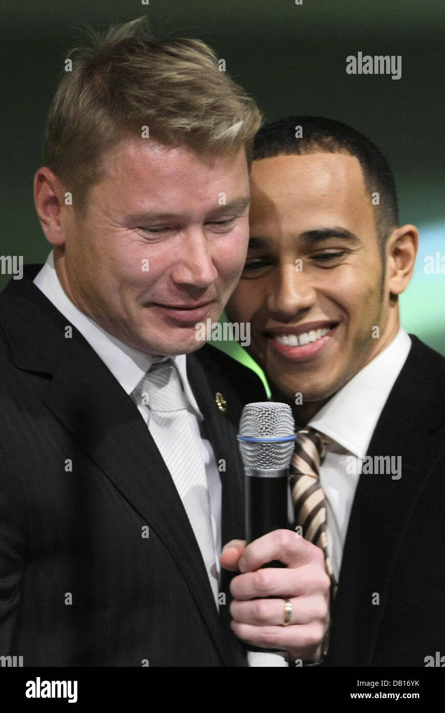 Mika Haekkinen präsentiert Formel1 Vizeweltmeister, Lewis Hamilton (R) mit der Verleihung des Ehren bei der 32. "Goldenen Lenkrad" Preisverleihung durch deutsche Zeitung "Bild am Sonntag" in Berlin, Deutschland, 7. November 2007. Wählen Sie Automobilexperten beschlossenen prämiert die neuesten Autos. Foto: Soeren Stache Stockfoto