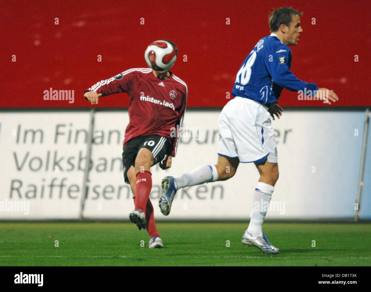Zvjezdan Misimovic (L) 1. FC Nürnberg wetteifert um den Ball mit Philip Neville der FC Everton während des UEFA-Cup-Spiels im Easy-Credit-Stadion in Nürnberg, 8. November 2007. Das Spiel endete 0-2 für Everton. Foto: Armin Weigel Stockfoto